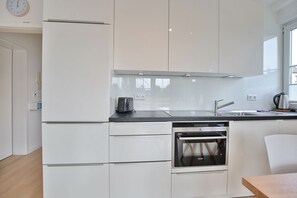 ثلاجة، فرن، موقد طهي مسطح، غسالة أطباق