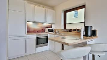 Geladeira, micro-ondas, fogão, cooktop