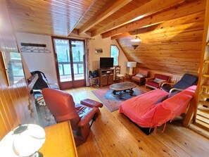 TV, fireplace - MAGNIFIQUE CHALET DE VACANCES ( Sapinière) (Besse-et-Saint-Anastaise)