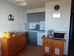 Kühlschrank, Mikrowelle, Wasserkocher mit Kaffee-/Teezubehör