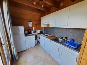 Réfrigérateur, four, lave-vaisselle, cafetière/bouilloire