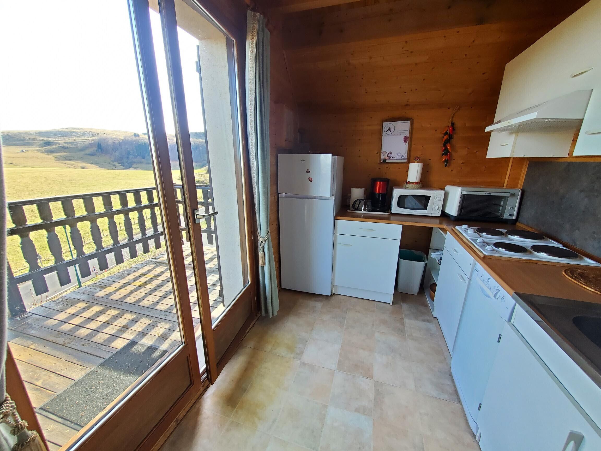 Een koelkast, een oven, een vaatwasser, een koffiezetapparaat/waterkoker