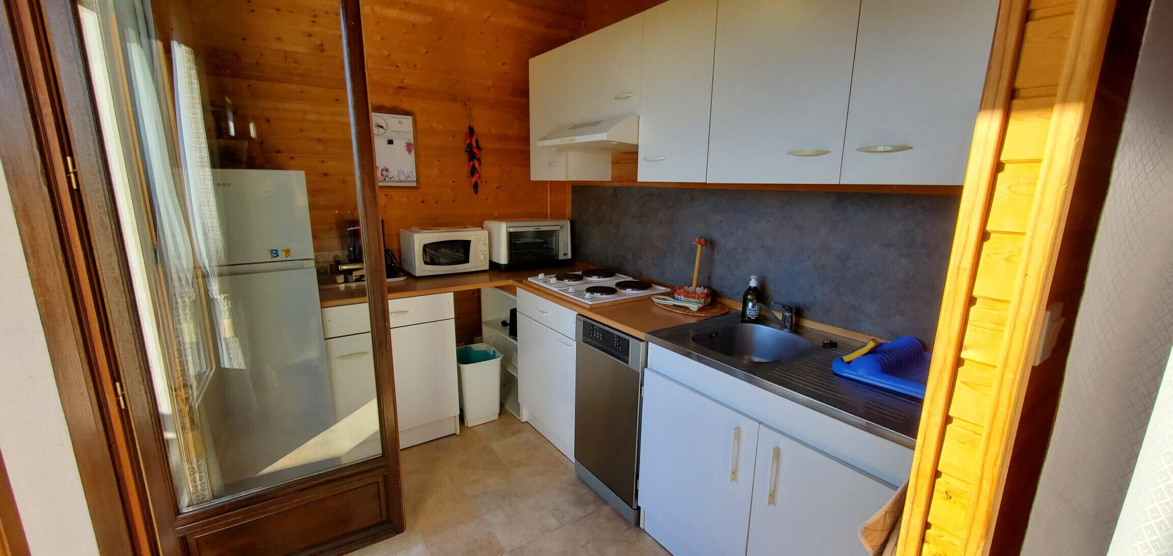 Fridge, oven, dishwasher, coffee/tea maker