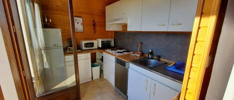 Réfrigérateur, four, lave-vaisselle, cafetière/bouilloire