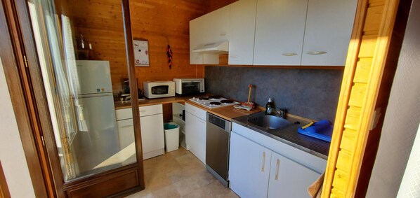 Réfrigérateur, four, lave-vaisselle, cafetière/bouilloire