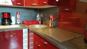 Kühlschrank, Ofen, Geschirrspüler, Wasserkocher mit Kaffee-/Teezubehör