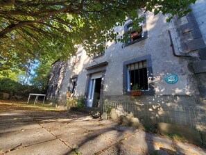 Exterior - MAISON DE CAMPAGNE RUSTIQUE (Chambon-sur-Lac)