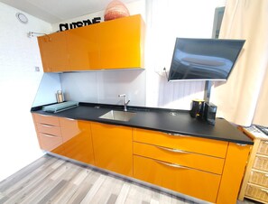 Kjøleskap, mikrobølgeovn, ovn og oppvaskmaskin