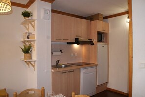 Refrigerador, microondas, lavavajillas y cafetera y tetera