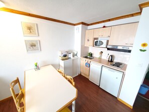 ثلاجة، ميكروويف، غسالة أطباق، ماكينة لصنع القهوة/الشاي