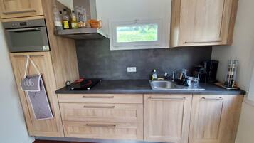 Een koelkast, een microgolfoven, een oven, een vaatwasser