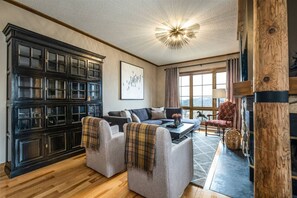 Smart TV, fireplace, stereo