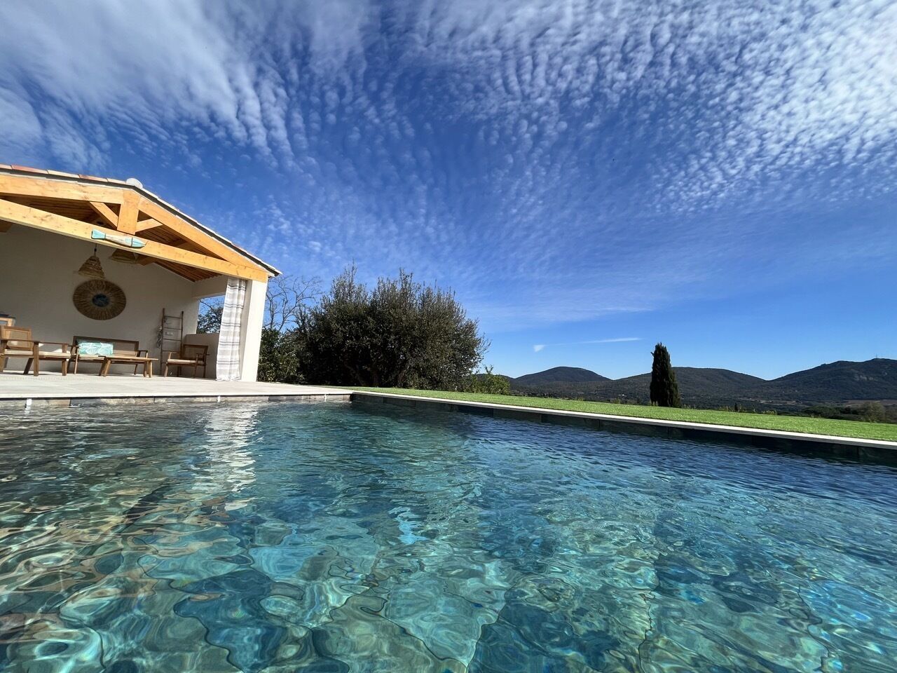 Een buitenzwembad en een verwarmd zwembad