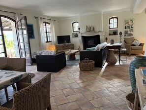 Télévision, cheminée, livres