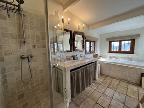 Ensemble douche/baignoire, sèche-cheveux, bidet, serviettes fournies