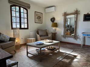 Télévision, cheminée, livres