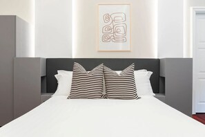 Deluxe Condo | Blackout drapes, free WiFi, bed sheets - Croce Apartments (Rome)