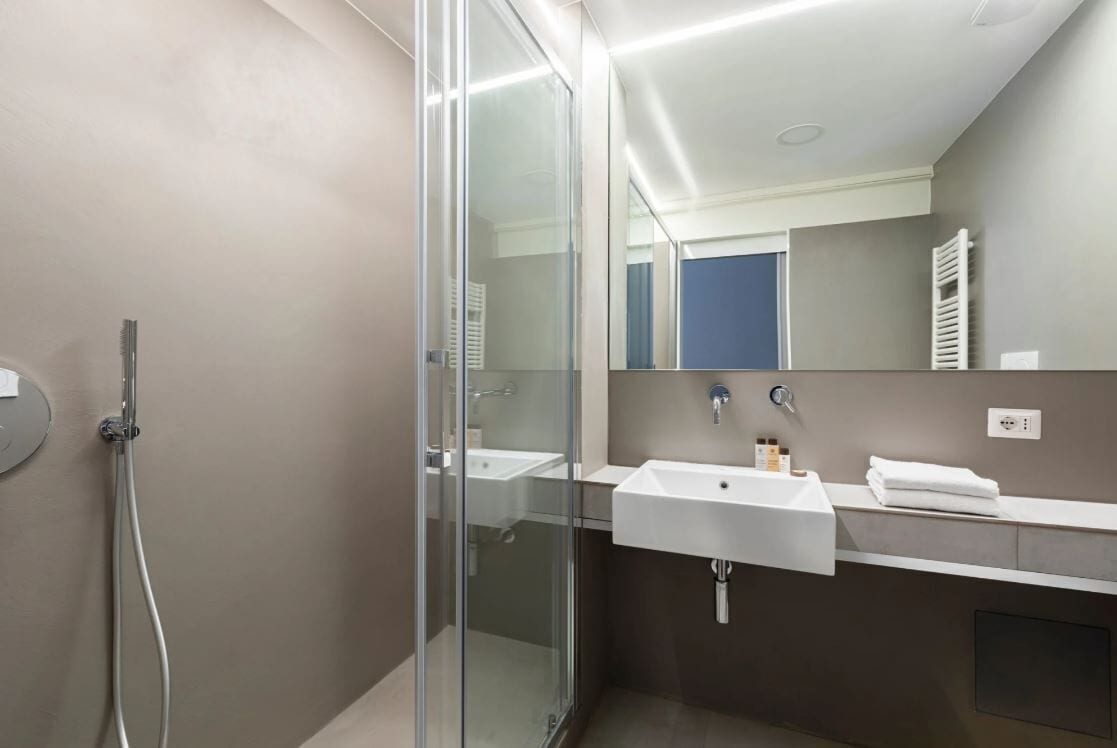 Appart'hôtel Deluxe | Salle de bain | Douche à « effet pluie », articles de toilette gratuits, sèche-cheveux