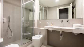 Douche à « effet pluie », articles de toilette gratuits, sÚche-cheveux