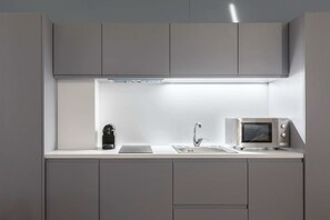 Réfrigérateur, micro-ondes, plaque de cuisson, lave-vaisselle