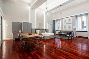 Deluxe-Apartment | Wohnbereich | 40-Zoll-Flachbildfernseher mit Digitalempfang, Fernseher