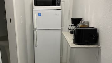 Refrigerador, microondas, cafetera y tetera y tostadora