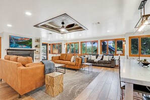 Televisión, chimenea y futbolito 