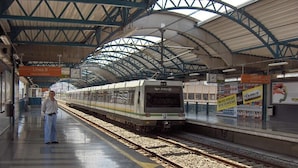 Ein Bahnhof mit überdachter Bahnsteig, ein Zug mit der Aufschrift 'San Antonio' und ein Schild für 'Linea B'.