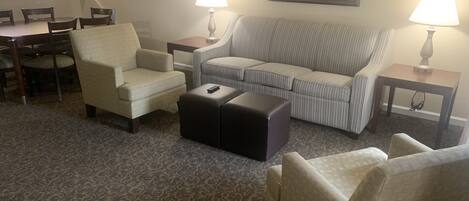 Una televisión, una chimenea