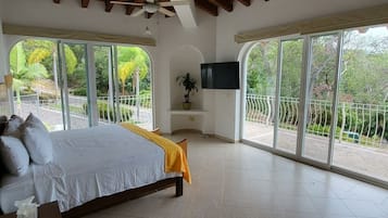 5 bedrooms, desk, iron/ironing board, travel crib