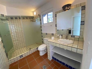 Bathroom - Hacienda + Condo 4: Oceanfront, Sleeps 18 (Aguacate)
