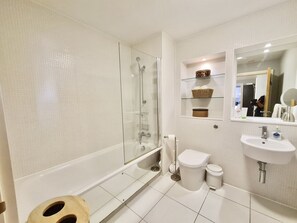 Duschwanne, Haartrockner, Handtücher, Toilettenpapier