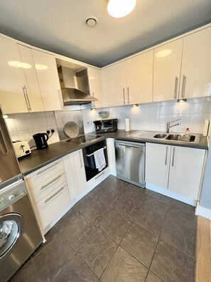 Een magnetron, een oven, eettafels