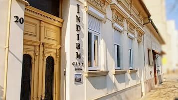 Mặt tiền nơi lưu trú