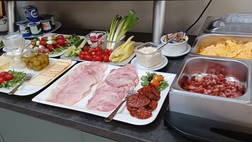 Daily buffet breakfast (HUF 3000 per person)