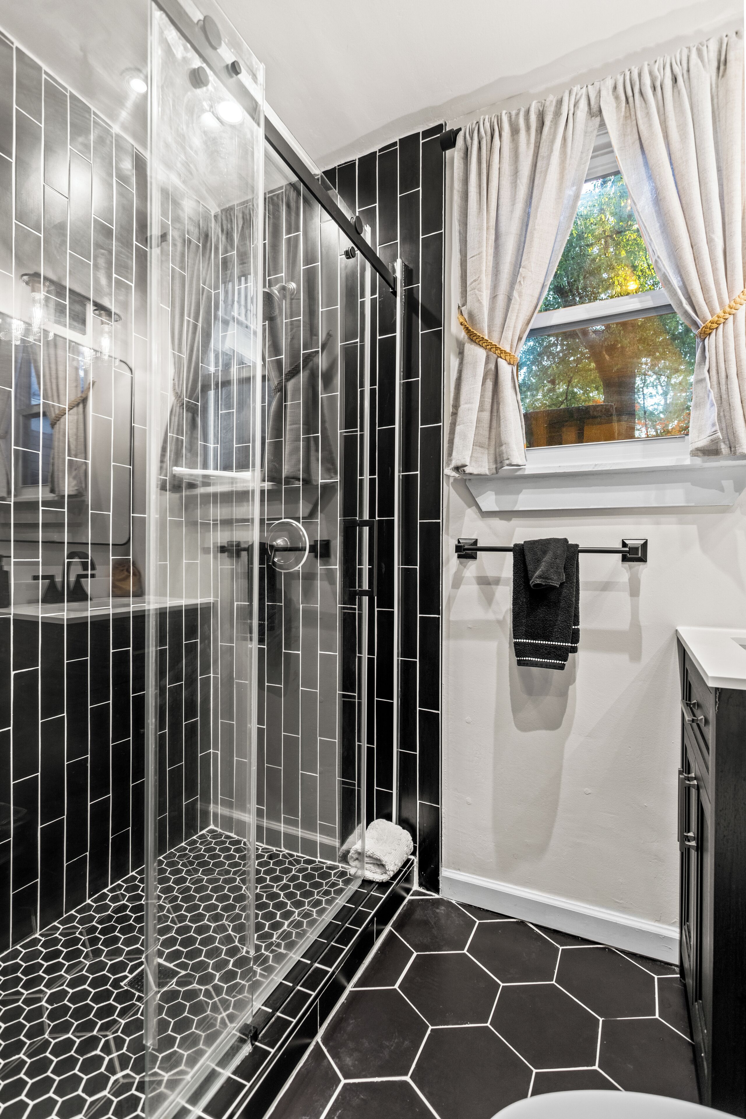 Een douche, handdoeken, zeep, shampoo