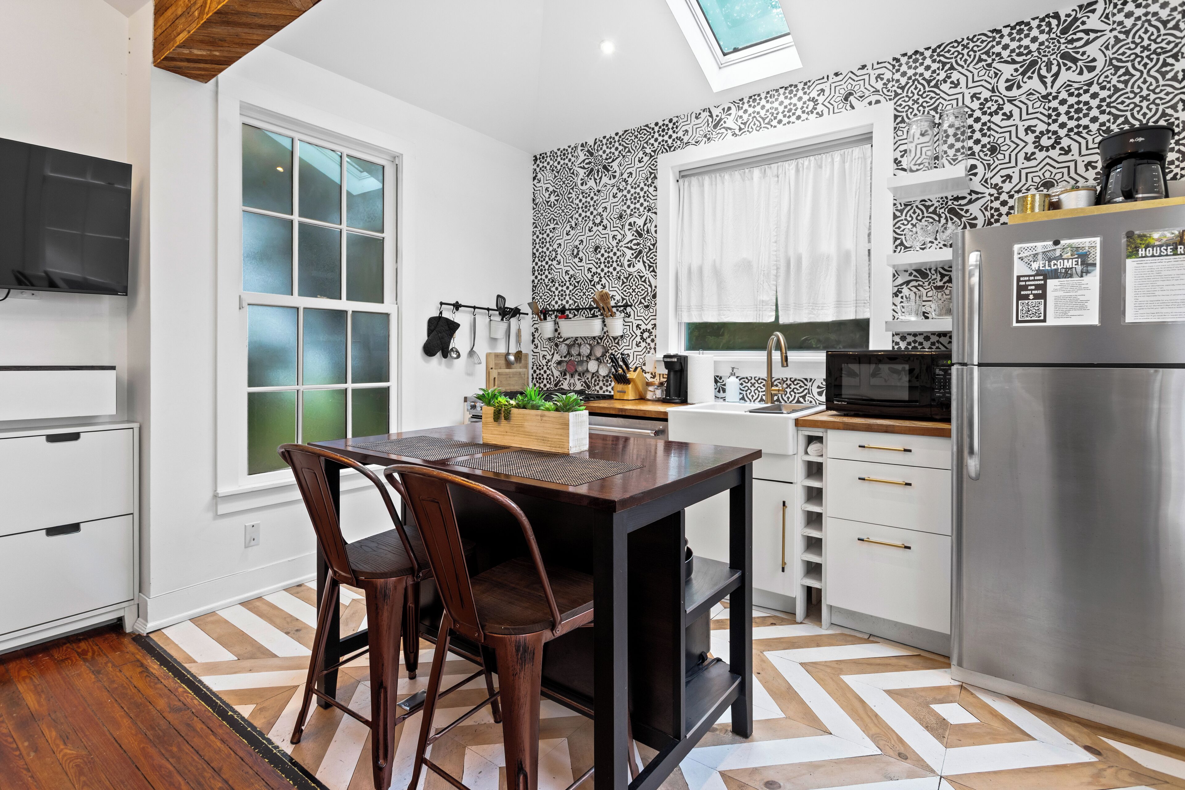 Een koelkast, een magnetron, een oven, een kookplaat