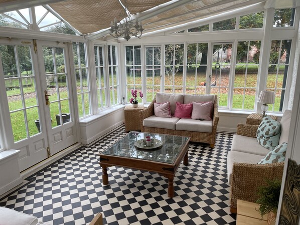 TV connectée, cheminée, jeux vidéo, baby-foot