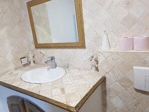 Dusche, Haartrockner, Handtücher, Seife