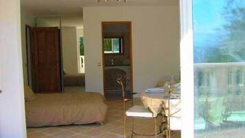 1 quarto, escrivaninha, Wi-Fi de cortesia, roupa de cama