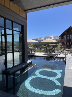 Una piscina techada, una piscina climatizada