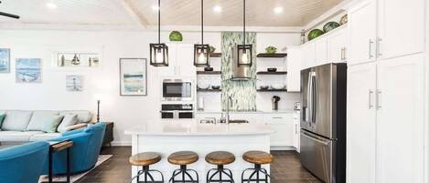 Køleskab, mikrobølgeovn, ovn, kogeplade