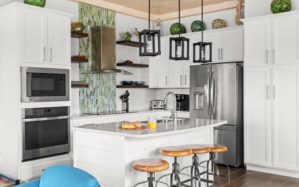 Réfrigérateur, four à micro-ondes, un four, surface de cuisson