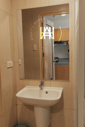 Shower, free toiletries