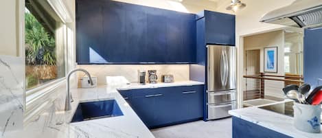 ثلاجة، ميكروويف، فرن، موقد طهي مسطح