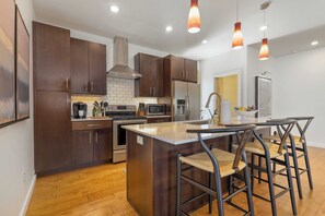 Réfrigérateur, micro-ondes, plaque de cuisson, lave-vaisselle