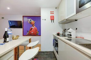 Réfrigérateur, micro-ondes, four, plaque de cuisson