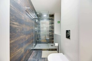 Shower, hair dryer, towels - Soriano 3 - Two bedroom apartment in the heart of Chiado! (Lisboa)