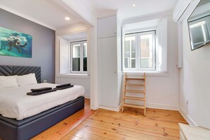 1 soverom, skrivebord, strykejern/-brett og reiseseng for barn