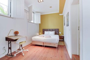 4 makuuhuonetta, työpöytä, silitysrauta/-lauta, vauvan matkasänky